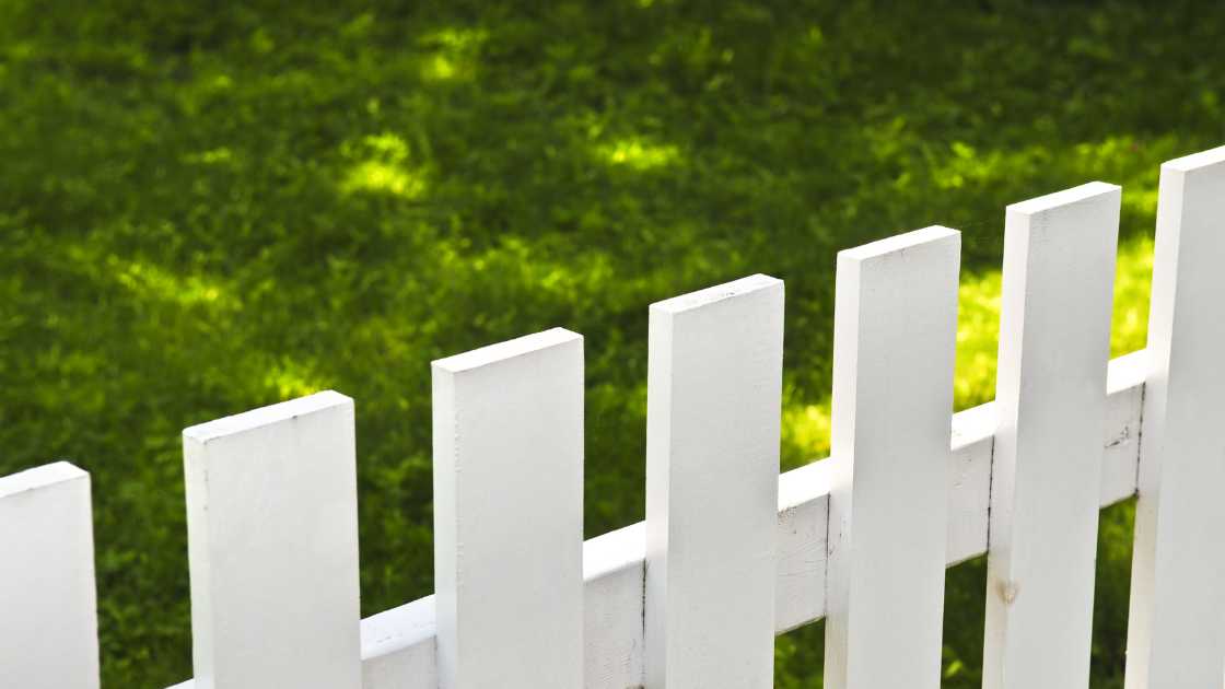 How to Fill the Gap Between Fence Post and House: A Quick and Effective Guide
