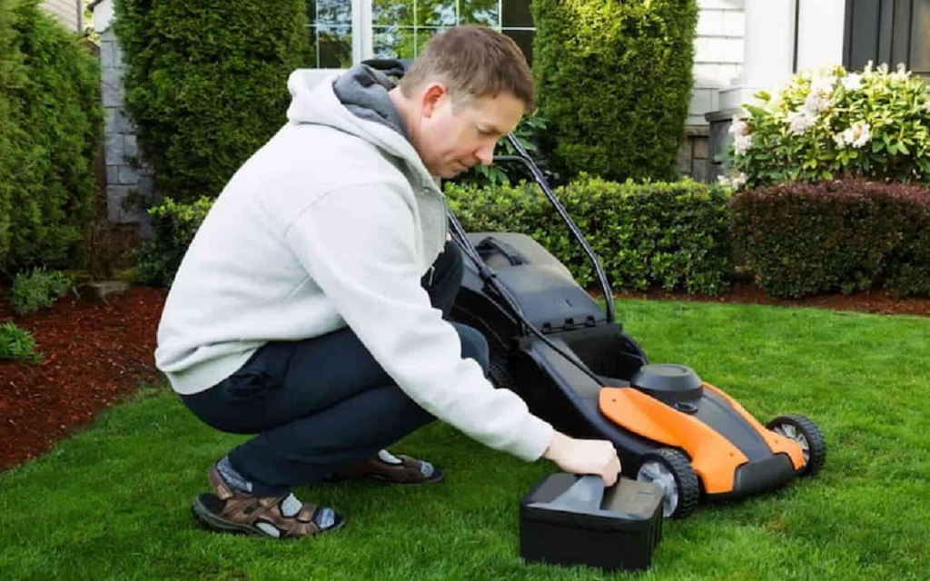 How to replace a mower blade